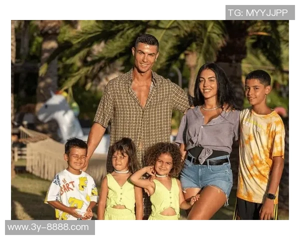 C罗惊喜不已女儿万圣节装扮令人意想不到的创意与惊艳